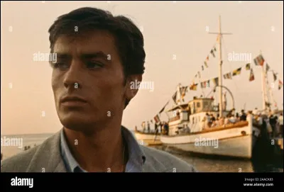 Dans quel film Alain Delon procède à une usurpation d'identité après le meurtre de l'un de ses amis ?