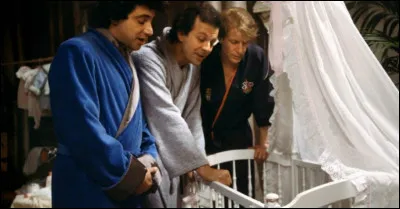 Quel long-métrage nous montre trois hommes aux prises avec un bébé dont ils sont obligés de s'occuper ?