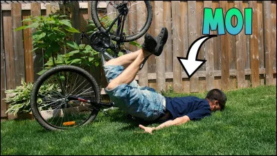 Tu fais du vélo tranquillement devant chez toi et d'un coup, tu dérapes sur les graviers, comment réagis-tu ?