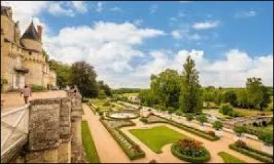 Comment s'appelle le château qui a inspiré Charles Perrault, l'auteur de "La Belle au bois dormant" ?