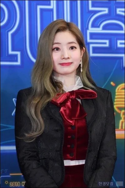 Avec quel membre de BTS, Dahyun a-t-elle présenté une émission télévisée ?