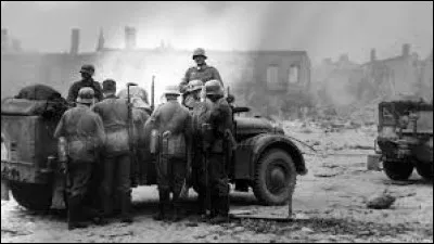 Quelles sont les deux villes japonaises où ont eu lieu des bombardements atomiques en 1945 ?