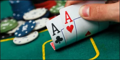 Sport et loisirs : Quel jeu de cartes a pour variante le Texas Hold'em Limit ?