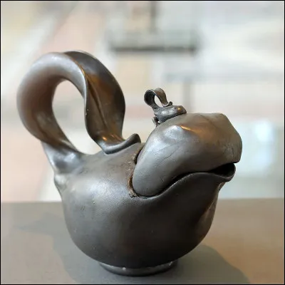 Dans la mythologie irlandaise, qui était la seconde épouse du dieu Midir ?