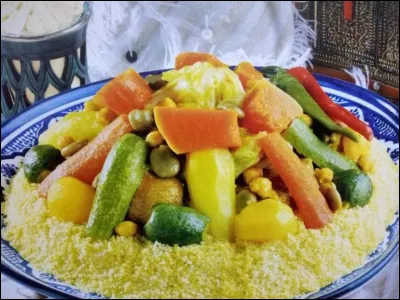 Nous comprendrons qu'en fonction des périodes, des lieux, des ingrédients, la préparation du couscous varie et c'est ainsi que l'on pourra dire que celui-là est bien algérien et celui-ci réellement marocain.
Quelle sauce indispensable entre dans la composition de la préparation marocaine ?