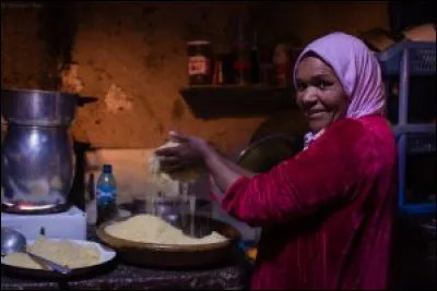 Il en est un, peut-être beaucoup moins connu composé avec des gras-double et des œufs que préparent les Juifs algérois.