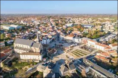 Cette petite ville de 8000 habitants, située dans le bocage vendéen, près de La Roche-sur-Yon, c'est Le Poiré sur ...