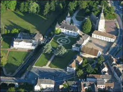 Cette petite ville de 2000 habitants, située en Sologne dans le département du Cher, c'est Argent sur ...