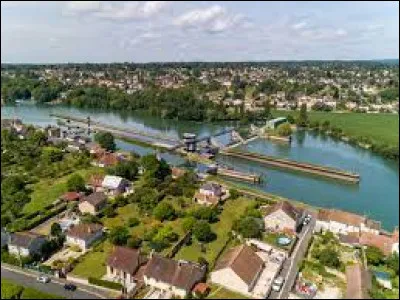 Cette petite ville de Seine-et-Marne, peuplée de 6300 habitants et située près Fontainebleau, c'est Champagne sur ...