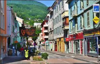 Cette ville de 11 000 habitants du département de l'Ain, située à la frontière avec le département de la Haute-Savoie, c'est Bellegarde sur ...