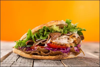 Quand la gastronomie et l'histoire se déchirent. 
Il est communément véhiculé que le kebab a une origine allemande.
Mais cette origine prétendue peut-elle se révéler exacte ?
