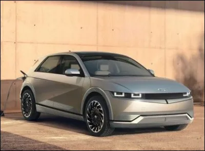 Quelle est cette auto japonaise au profil futuriste ?