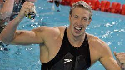 Ce nageur a battu le 21 mars 2008 le record du monde du 100 mètres nage libre ; la même année, il devient le premier champion olympique français du 100 mètres nage libre : c'est ...