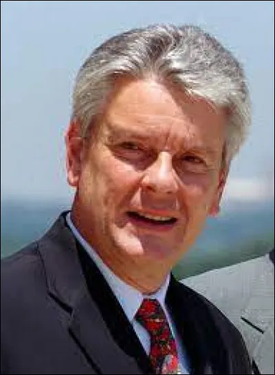 Cet homme politique, ministre de la Défense du gouvernement Jospin entre 1997 et 2002, puis sénateur du Val-d'Oise, c'est ...