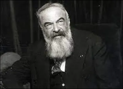 Ce romancier et auteur dramatique du début du XXe siècle, resté célèbre pour ses mots d'esprit, c'est ...