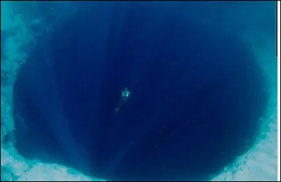 Irais-tu nager au fond de ce cratère sous-marin ?