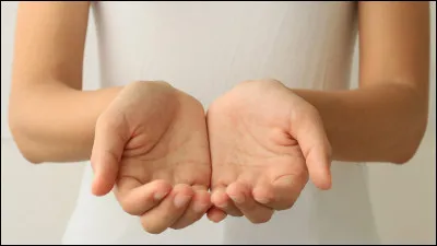 Complétez les paroles : "Je te promets mes mains pour que tu les...".