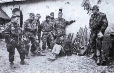 Dans quelle région montagneuse d'Algérie se déroulent de 1954 à 1957 des opérations de ratissage ?