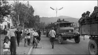 Quelle est la population algérienne en 1954 ?