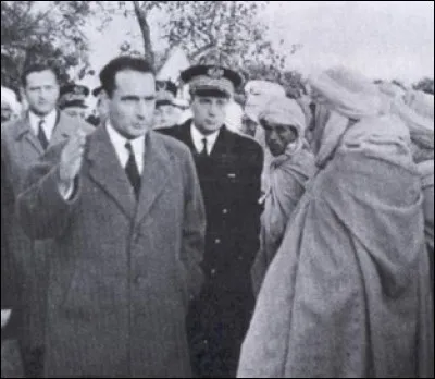 Quelle personnalité politique est envoyée pour dénoncer les attentats de 1954 et rétablir l'ordre ?