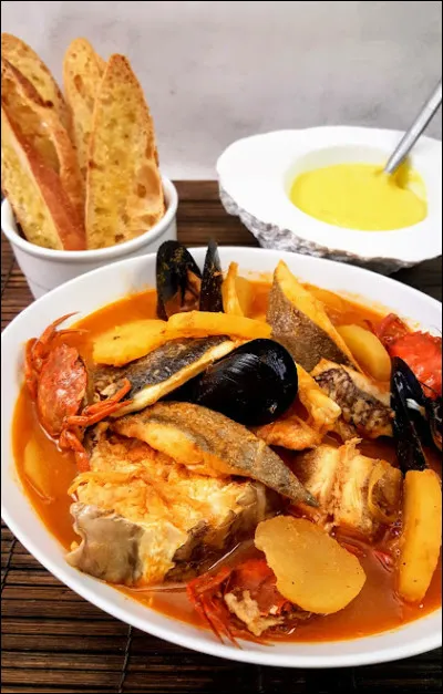 La bouillabaisse est une spécialité culinaire de quelle ville française ?
