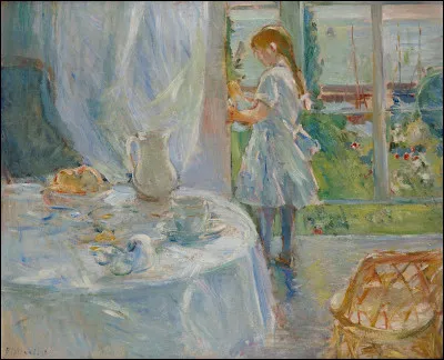 On sent l'air de la mer faisant doucement trembler les rideaux aux fenêtres dans ce tableau aux effets de transparence, aux couleurs claires et presque joyeuses.
Qui est Julie, cette enfant de huit ans vêtue d'une robe légère et tenant une poupée qu'elle couve du regard ?
