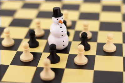 "Je rappelle qu'aux échecs, si la victoire est brillante, l'échec est ........... ." Complète la phrase.