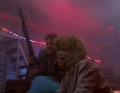 Que lui dit Reese quand il vient la sauver (en VF) ?