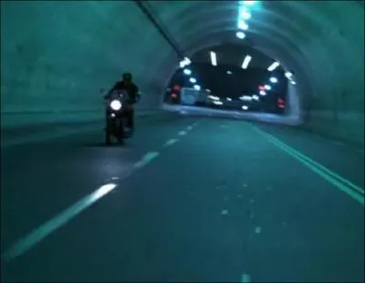 Dans quel vhicule Sarah et Reese entament-ils la course poursuite finale ?