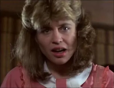 Que met le petit garon dans la poche de Sarah ?