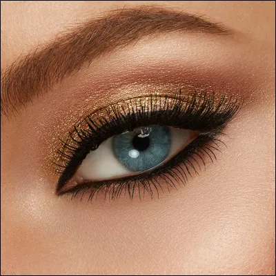 La personne sur cette photo a rajouté quelque chose pour mettre en valeur ses yeux bleus. Qua-t-elle fait ?