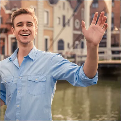 Bien installé dans le car, tu vois Jade, une de tes amies.