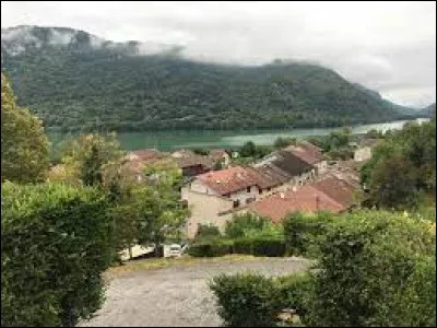 Village Jurassien, sur les bords du lac de Coiselet, Condes se situe dans l'ex région ...