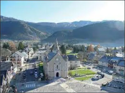 Ce bourg de 2600 habitants du département de l'Isère, situé en moyenne montagne à l'ouest de Grenoble, c'est Lans en ...