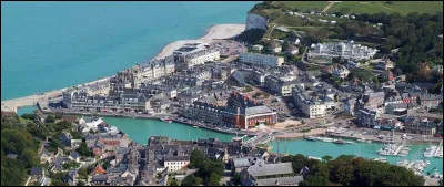 Cette petite ville côtière de 3900 habitants de Seine-Maritime, c'est Saint-Valery en ...