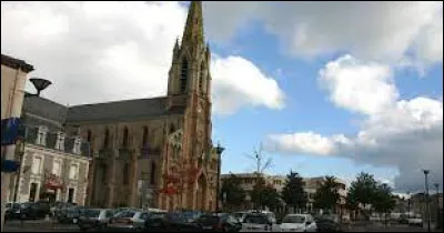 Cette petite ville de 7200 habitants du département du Maine-et-Loire, située à l'ouest de Cholet, c'est Saint-Macaire en ...