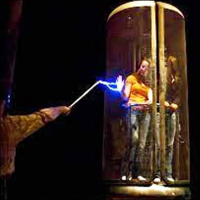 Comment appelle-t-on une enceinte conçue pour bloquer les champs électromagnétiques ?