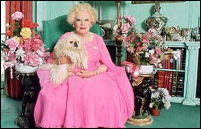 Qui est cette romancière, très souvent habillée en rose bonbon ?