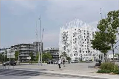 Cette ville de 21 000 habitants du département du Nord, limitrophe de Lille, c'est Mons en ...