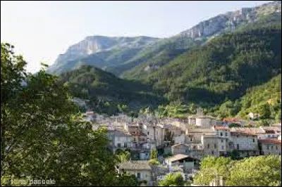 Ce village de la Drôme, situé entre les massifs du Dévoluy et du Vercors, c'est Châtillon en ...