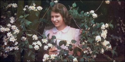 Pourquoi la reine Elisabeth II n'a-t-elle jamais porté le titre de princesse royale bien que son père a été roi ?