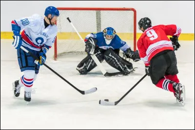Au hockey sur glace, où doit aller un joueur ayant reçu une pénalité ?