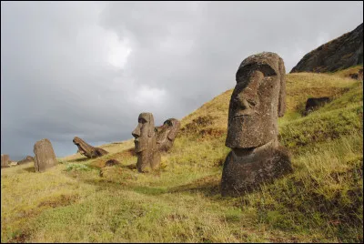 Comment s'appellent les statues géantes de l'Île de Pâques ?