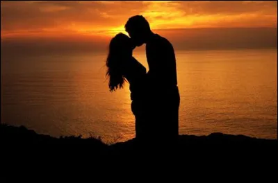 Quel outil de jardinier figure dans une expression familière pour évoquer deux amoureux qui s'embrassent "goulûment" ?