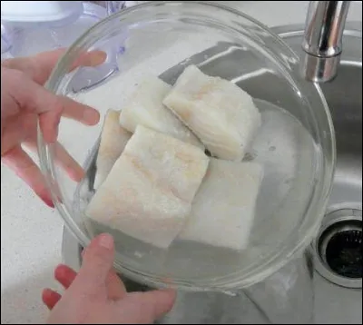 À propos de dessaler, dans quoi dessale-t-on généralement la morue pour que le processus soit plus rapide ?