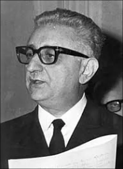 Il est, à deux reprises, en 1963 et en 1968, président du conseil d'un gouvernement transitoire ; puis il est élu en décembre 1971, président de la République italienne ; il démissionne en juin 1978 en raison d'une campagne de presse qui l'accusait de corruption dans "l'affaire Lockheed", scandale international de corruption. C'est ...
