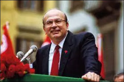 Président du Conseil du 4 août 1983 au 18 avril 1987, il est le premier socialiste à diriger le gouvernement italien. Mis en cause dans l'opération "Mains propres" en 1992, il renonce à diriger le PSI et quitte le pays. Il s'agit de ...