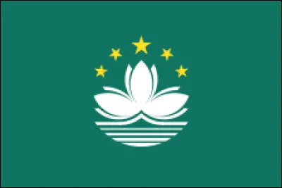 Quelle plante est présente sur le drapeau de Macao ?