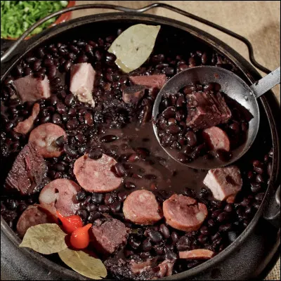 Gastronomie : Quel plat réalisé à base de haricots noirs et de viande de porc est une recette traditionnelle de la cuisine brésilienne ?
