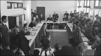 Dans quelle ville française de Haute-Savoie furent signés le 18 mars 1962 les accords qui marquent la fin de la guerre d'Algérie ?